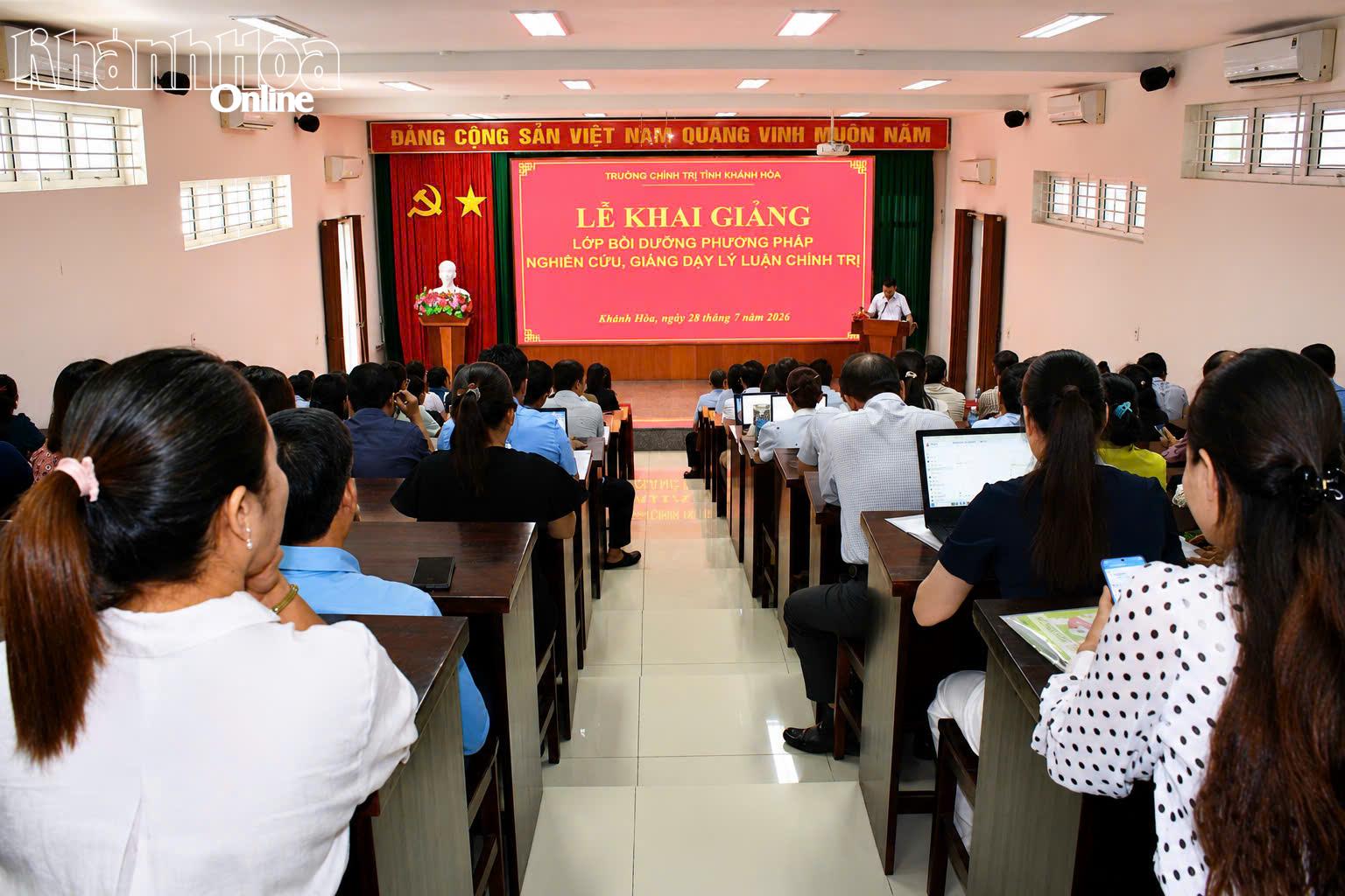 Quang cảnh lễ khai giảng.