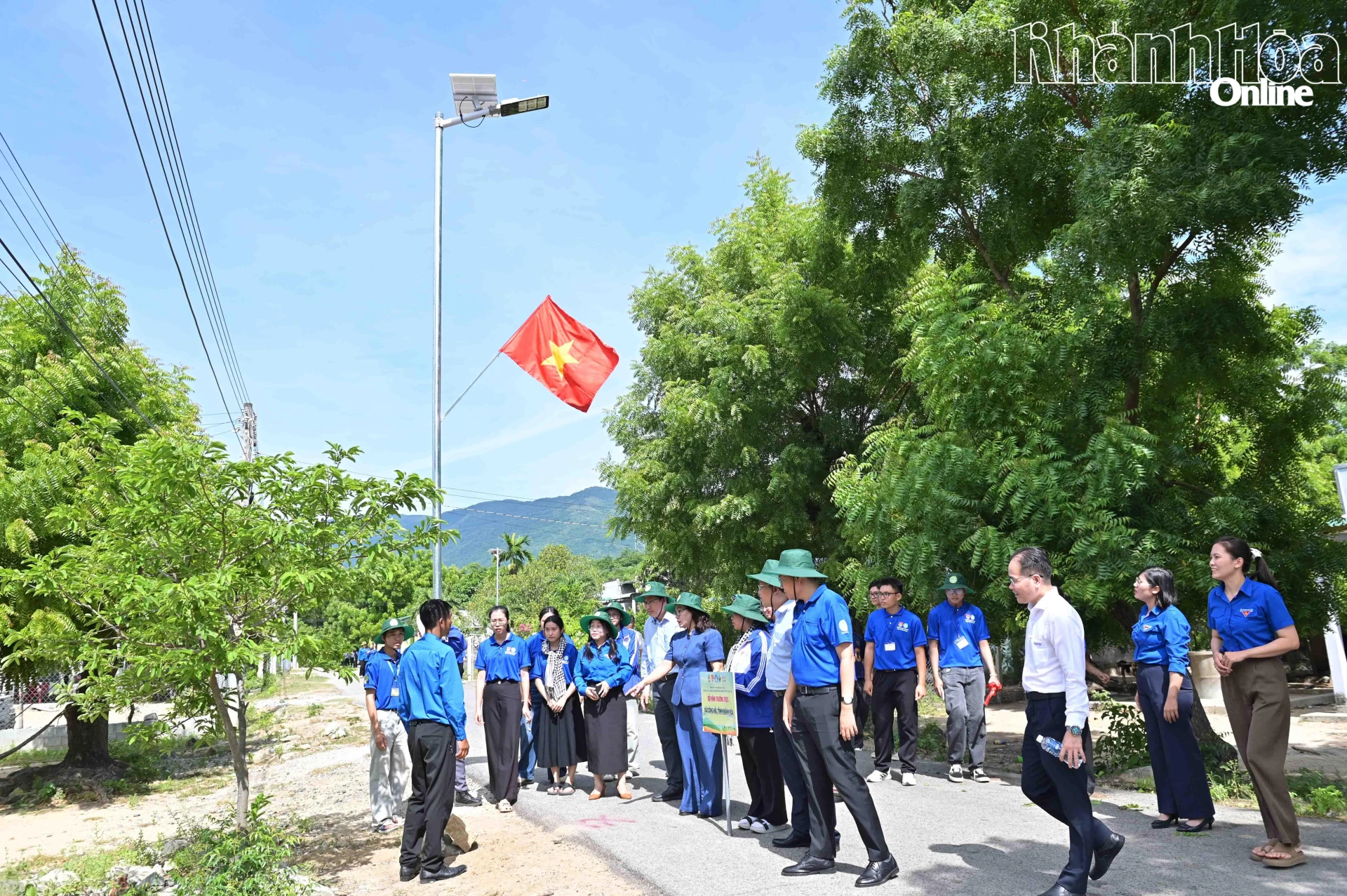 Trụ điện bằng năng lượng mặt trời do Đoàn Trường Đại học Nông Lâm TP. Hồ Chí Minh phối hợp cùng Đoàn Thanh niên nhà trường phân hiệu Ninh Thuận thực hiện.