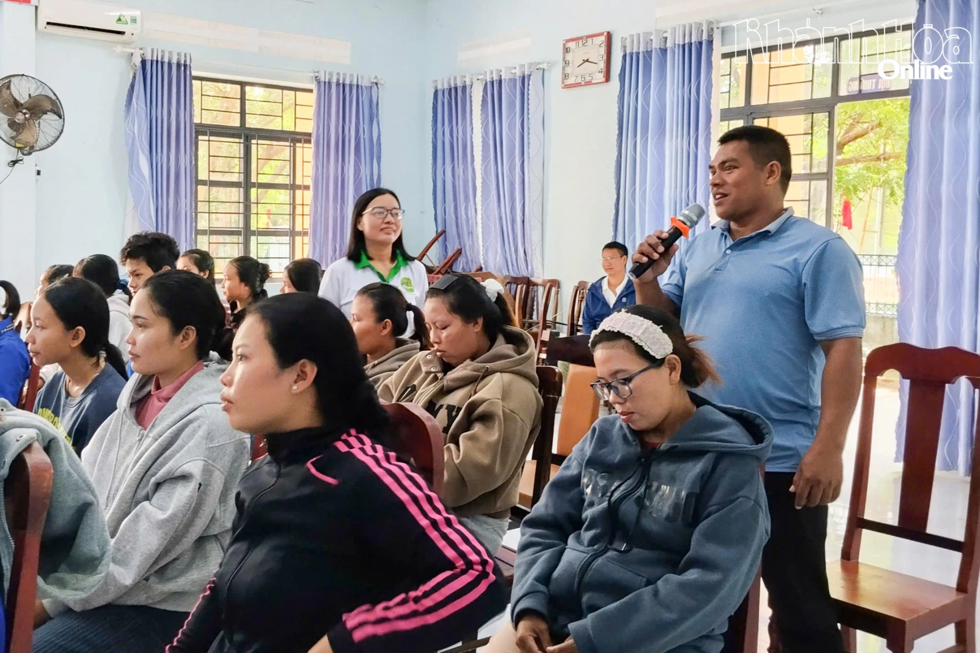 Tập huấn Phát triển chăn nuôi gà thảo dược theo hướng hữu cơ quy mô nông hộ cho người dân xã Công Hải.
