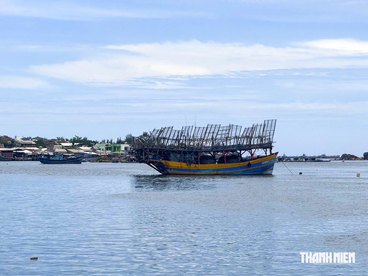Tàu cá Quảng Ngãi chìm trên biển: 33 ngư dân được cứu, 3 người mất tích - Ảnh 1.