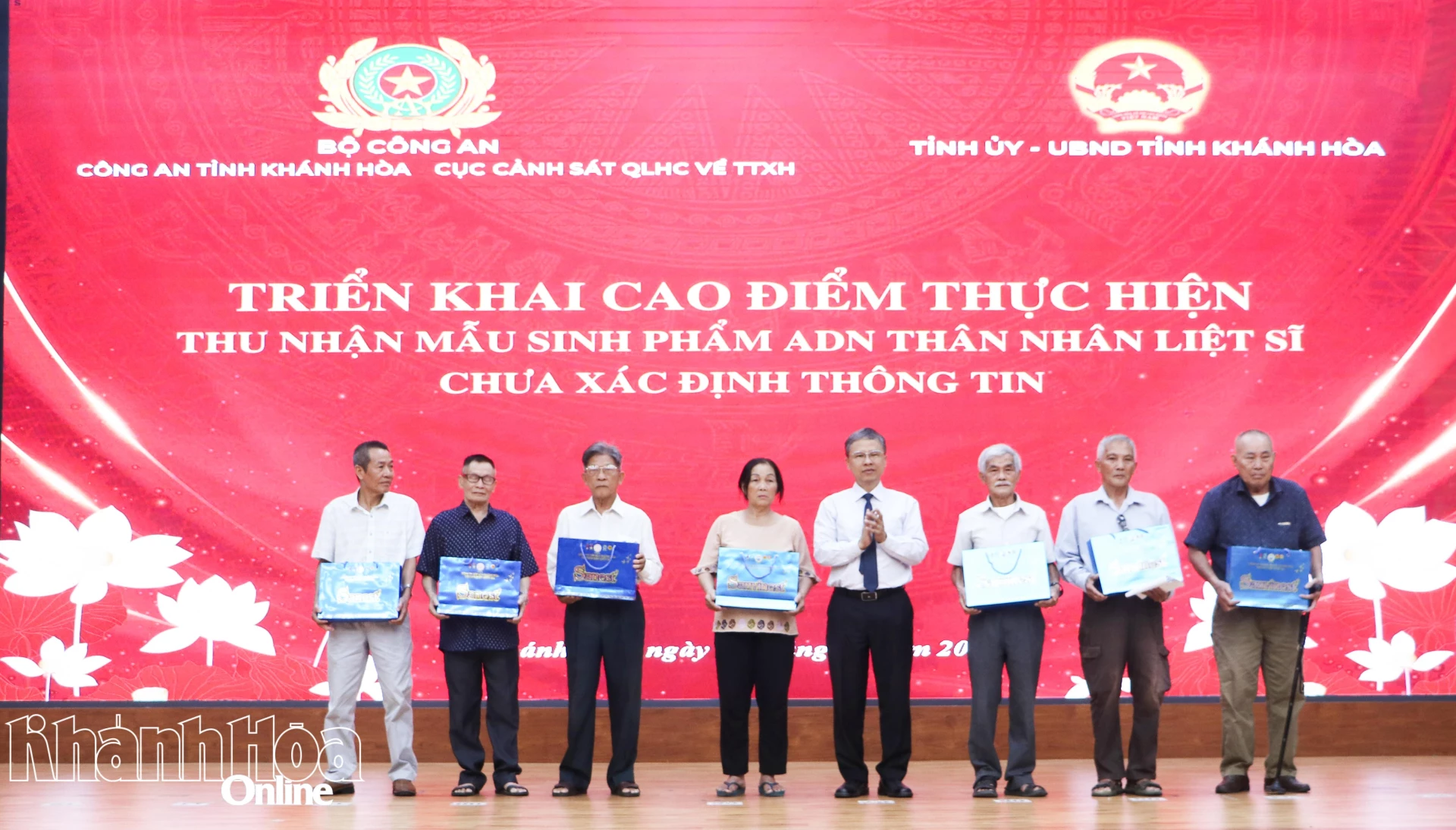 Đồng chí Trần Hòa Nam trao quà cho các thân nhân liệt sĩ tại buổi lễ.