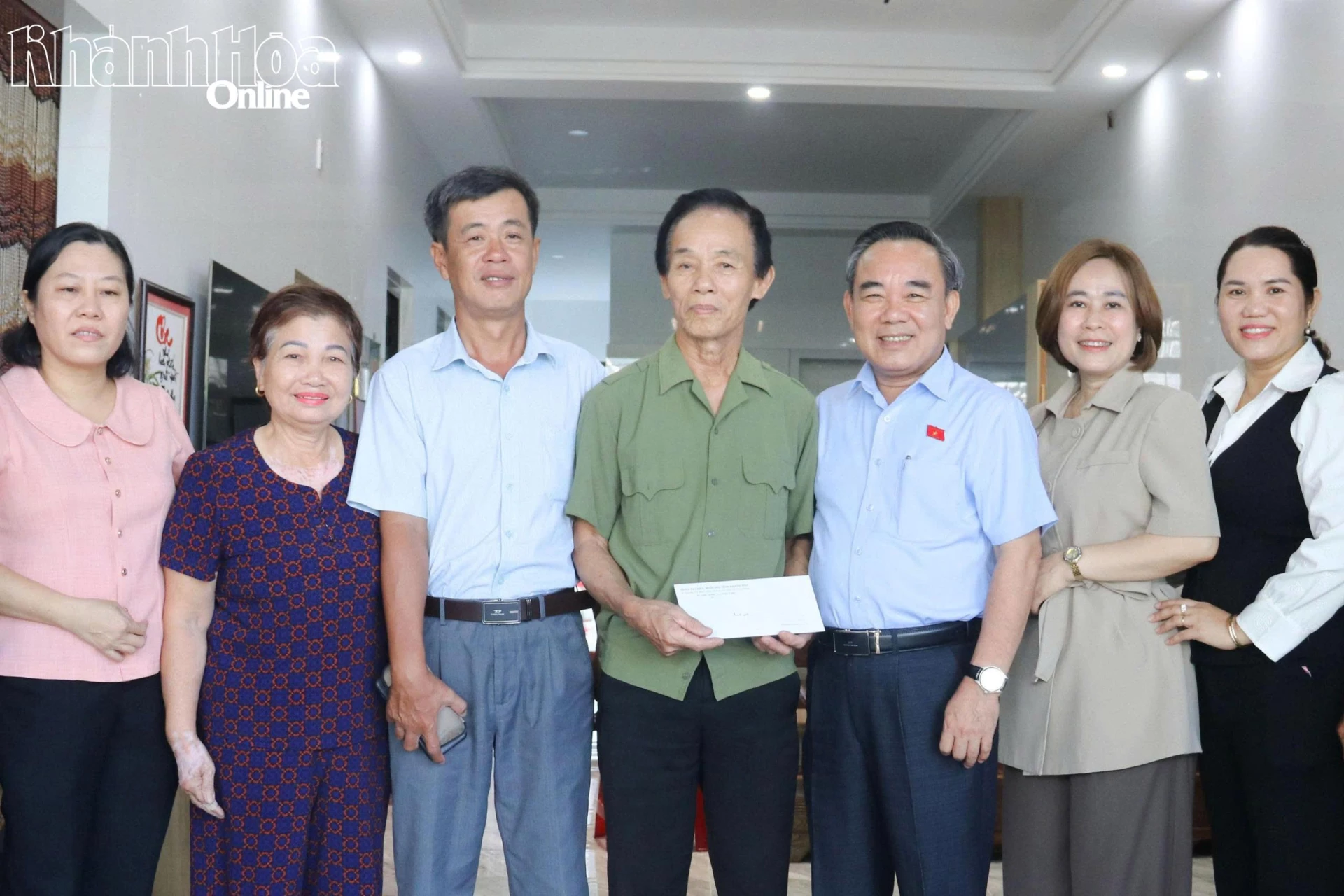 Phó Trưởng đoàn chuyên trách Đoàn đại biểu Quốc hội tỉnh Lê Hữu Trí thăm, tặng quà các gia đình người có công với cách mạng