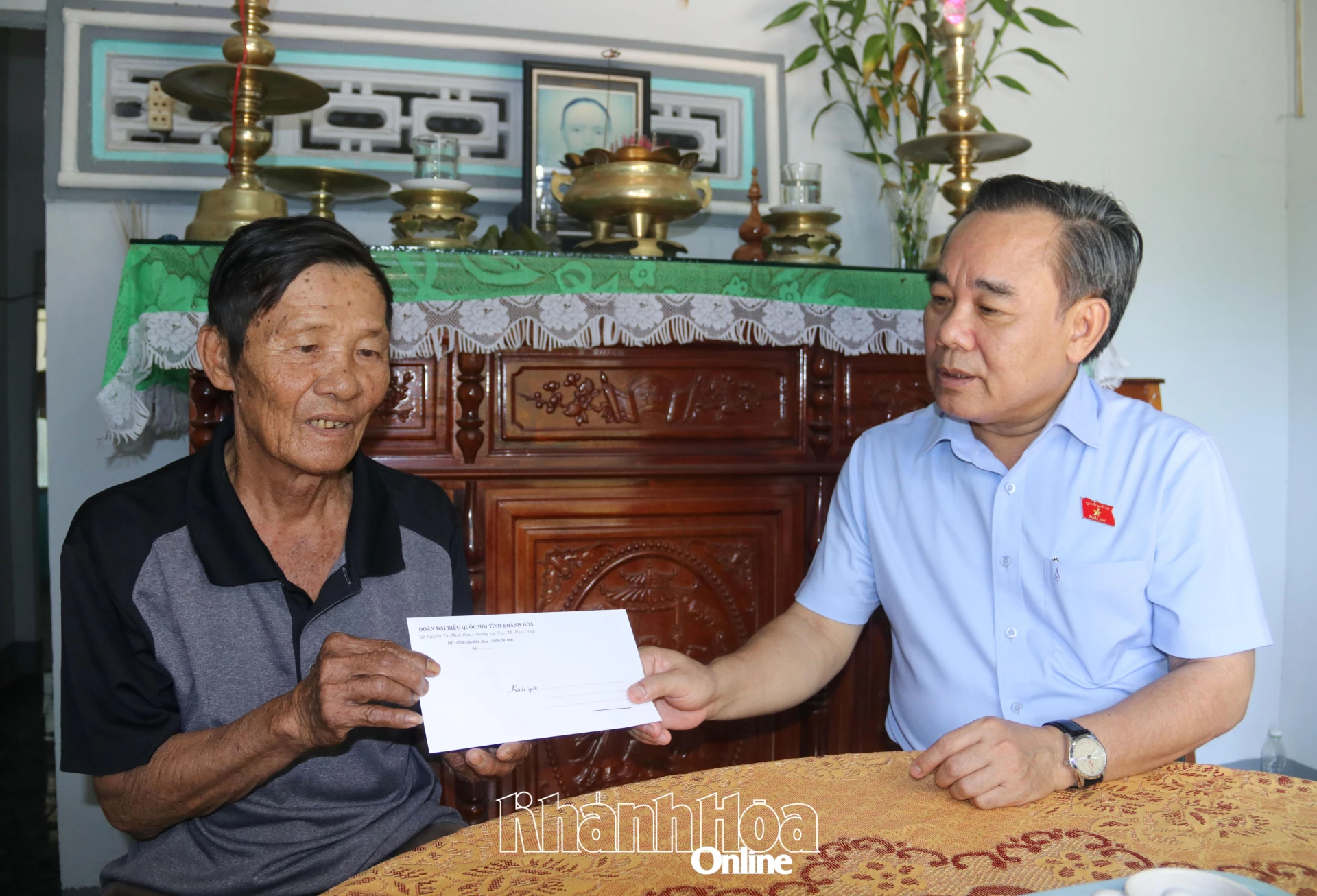 Đồng chí Lê Hữu Trí tặng quà cho ông Nguyễn Minh Châu