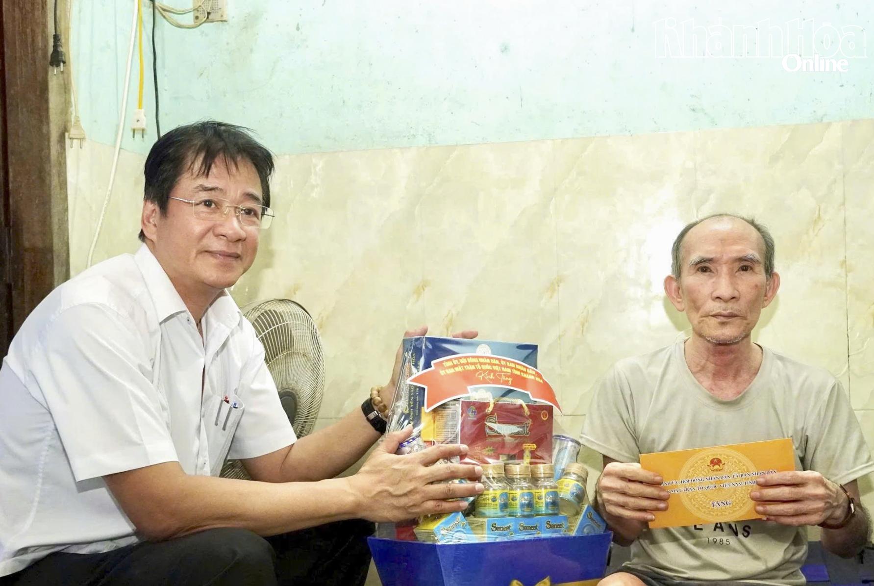 Đồng chí Nguyễn Long Biên tặng quà cho ông Nguyễn Văn Sang.