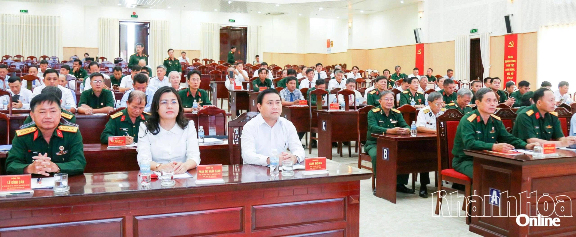 Đồng chí Lâm Đông cùng các đại biểu tham dự hội nghị.