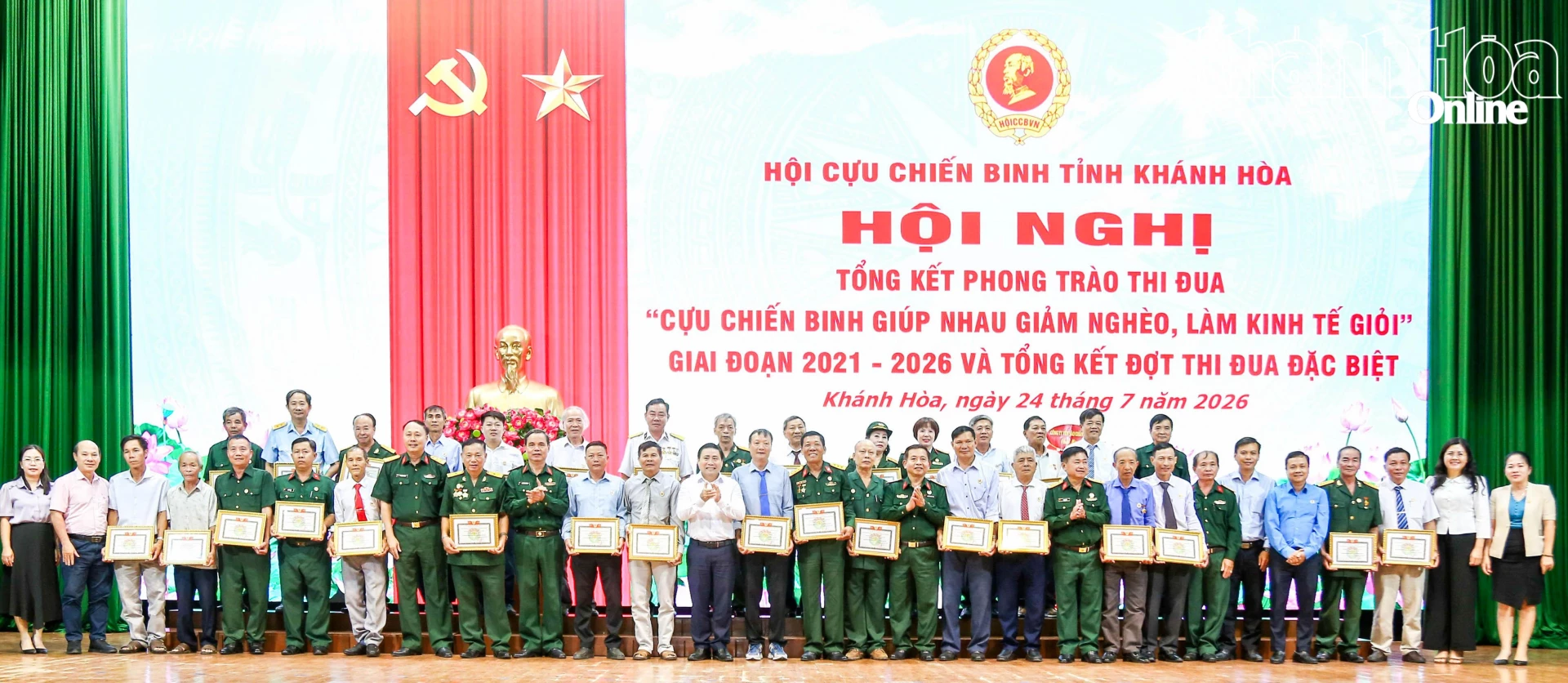 Các hội viên cựu chiến binh sản xuất, kinh doanh giỏi năm 2025 chụp hình lưu niệm với lãnh đạo tỉnh và các đại biểu dự hội nghị.