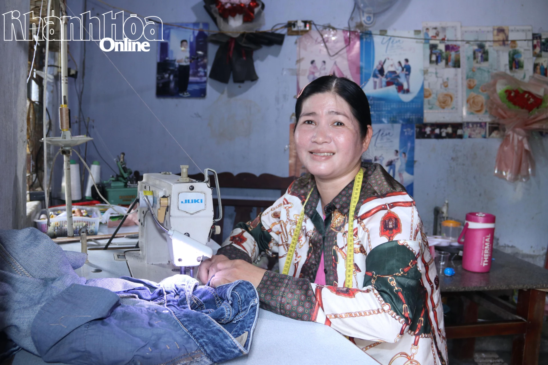 Bà Nguyễn Thị Ánh Tuyết được hỗ trợ kinh phí để mua máy may làm nghề.