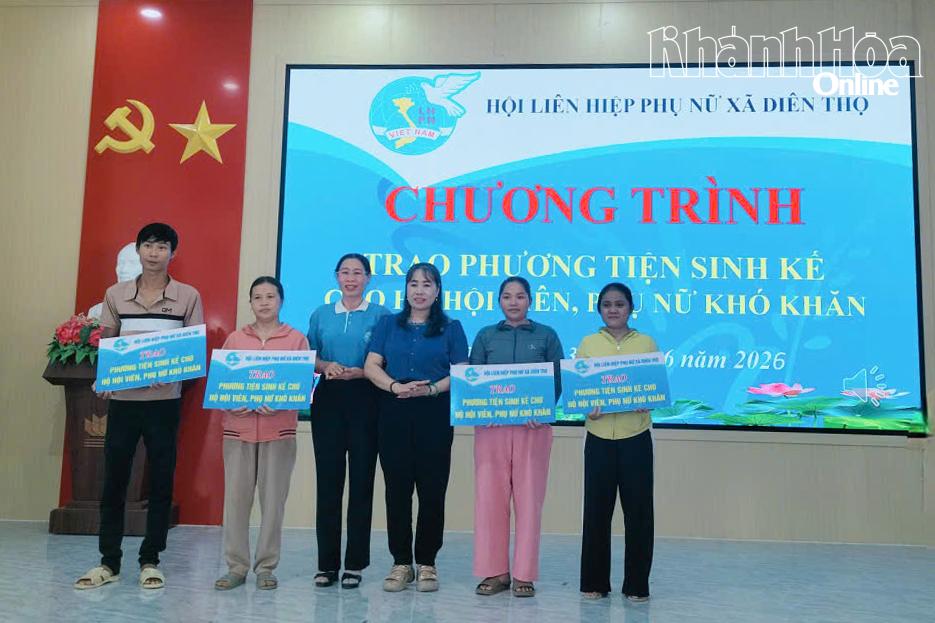 Lãnh đạo Hội Liên hiệp Phụ nữ xã Diên Thọ trao sinh kế cho hội viên phụ nữ có hoàn cảnh khó khăn.