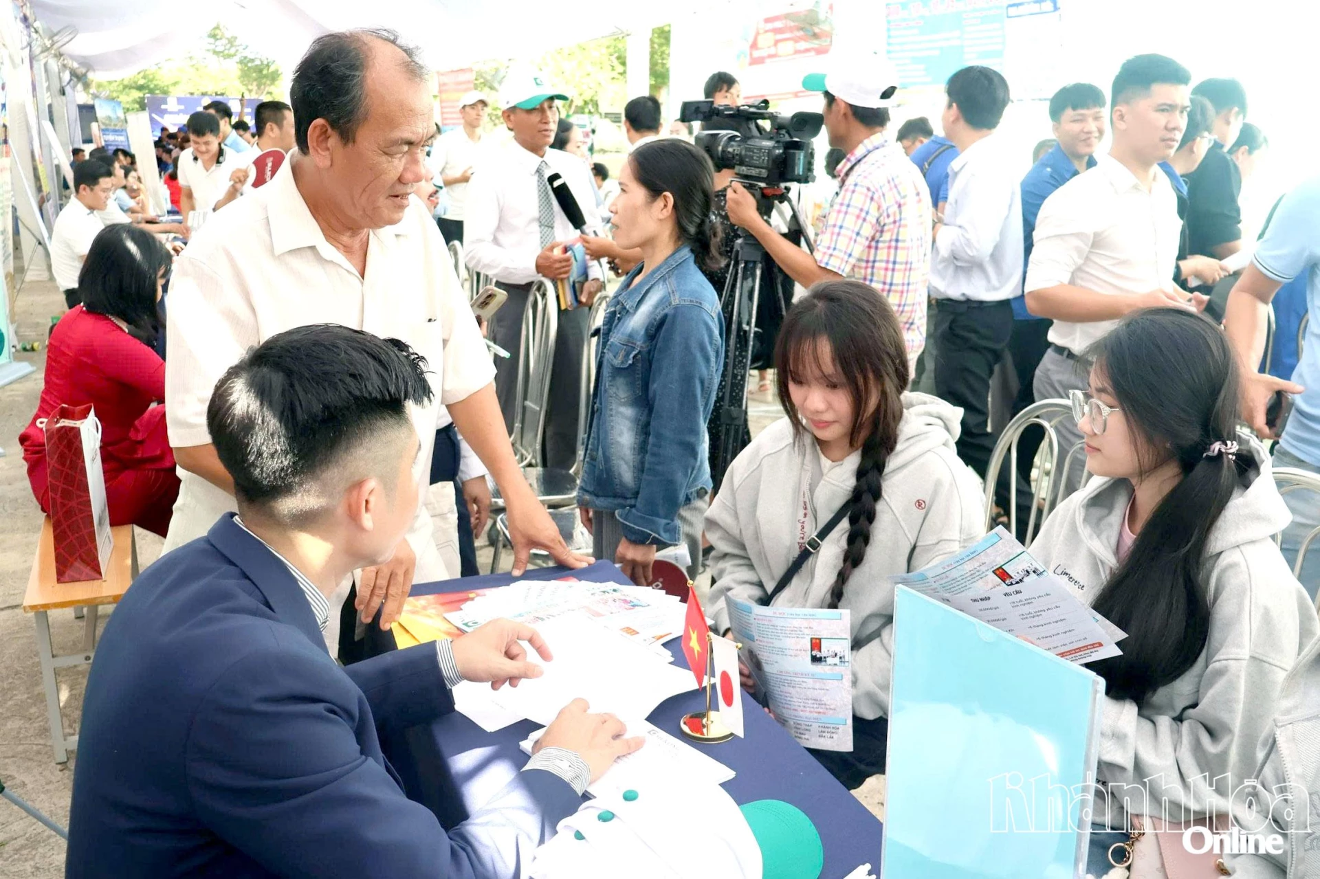 Các doanh nghiệp tham gia tư vấn, phỏng vấn tuyển dụng lao động tại ngày hội việc làm.