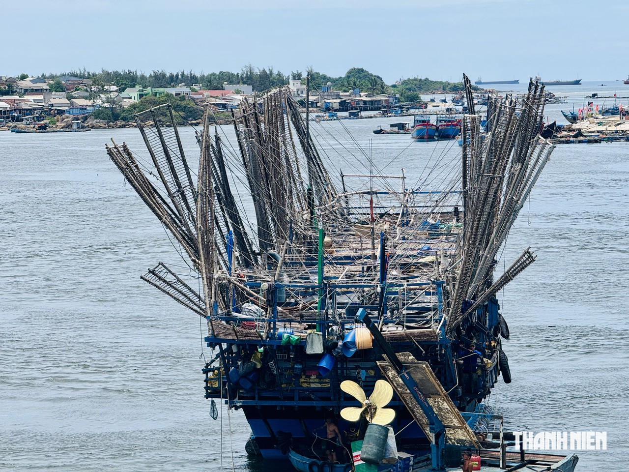 Tàu cá Quảng Ngãi rơi bánh lái khi tránh giông lốc ở Trường Sa- Ảnh 1.