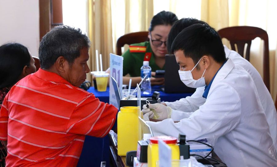 Thu nhận mẫu ADN của thân nhân liệt sĩ tại 6 xã miền núi khu vực phía nam tỉnh Khánh Hòa