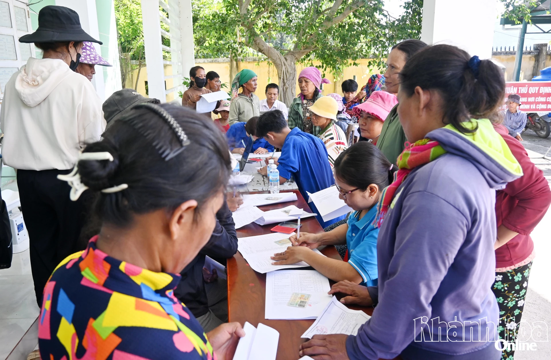 Đông đảo người dân đến điểm Trạm Y tế Phước Kháng để đăng ký khám sức khỏe định kỳ miễn phí.