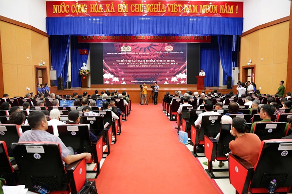 Quang cảnh buổi Lễ triển khai cao điểm thu nhận mẫu sinh phẩm ADN cho thân nhân liệt sĩ chưa xác định được thông tin trên địa bàn tỉnh.
