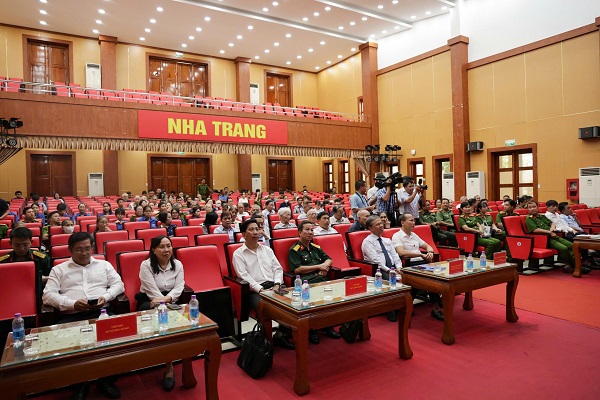 Đại biểu tới dự