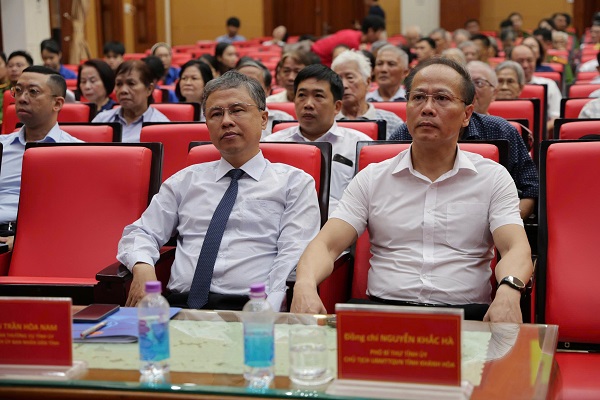 Ông Nguyễn Khắc Hà, Phó Bí thư Tỉnh ủy, Chủ tịch UBMTTQ Việt Nam tỉnh Khánh Hòa; Ông Trần Hòa Nam, Ủy viên BTV Tỉnh ủy, Phó Chủ tịch UBND tỉnh Khánh Hòa tới dự