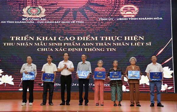 Ông Nguyễn Khắc Hà- Phó Bí thư Tỉnh ủy, Chủ tịch UBMTTQVN tỉnh tặng quà các gia đình chính sách