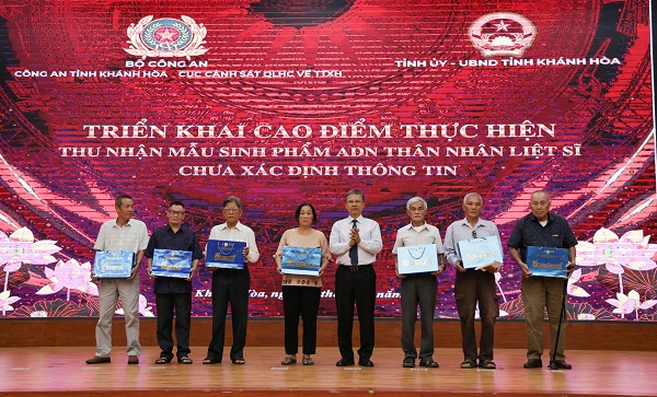 Ông Trần Hòa Nam, UVBTV Tỉnh ủy, Phó Chủ tịch UBND tỉnh tặng quà các gia đình chính sách