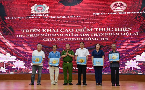 Đại tá Trần Minh Trúc, Phó Giám đốc Công an tỉnh Khánh Hòa; tặng quà các gia đình chính sách