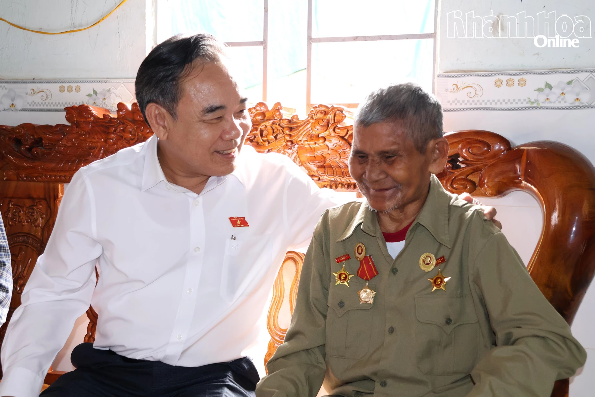 Ông Lê Hữu Trí ân cần thăm hoải ông Cao Bốn (người hoạt động kháng chiến bị nhiễm chất độc hóa học ở xã Nam Khánh Vĩnh).