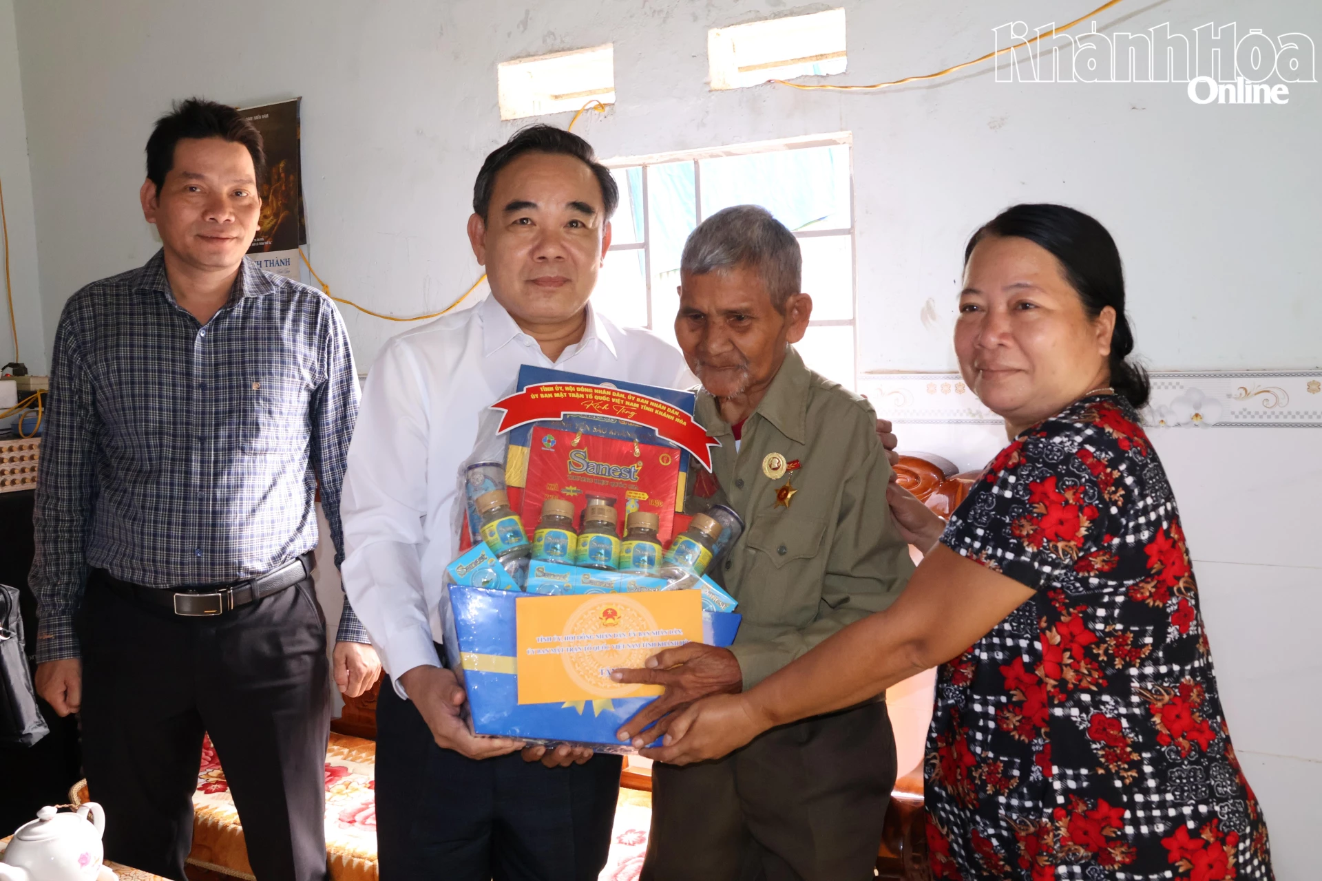 Đoàn tặng quà gia đình ông Cao Bốn, xã Nam Khánh Vĩnh.