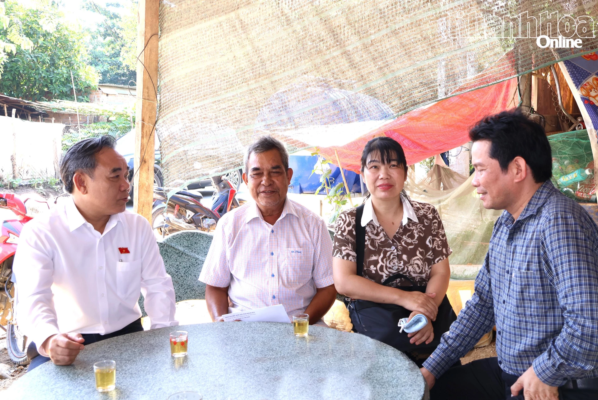Đoàn đến thăm, tặng quà gia đình ông Hà Lanh, xã Nam Khánh Vĩnh.