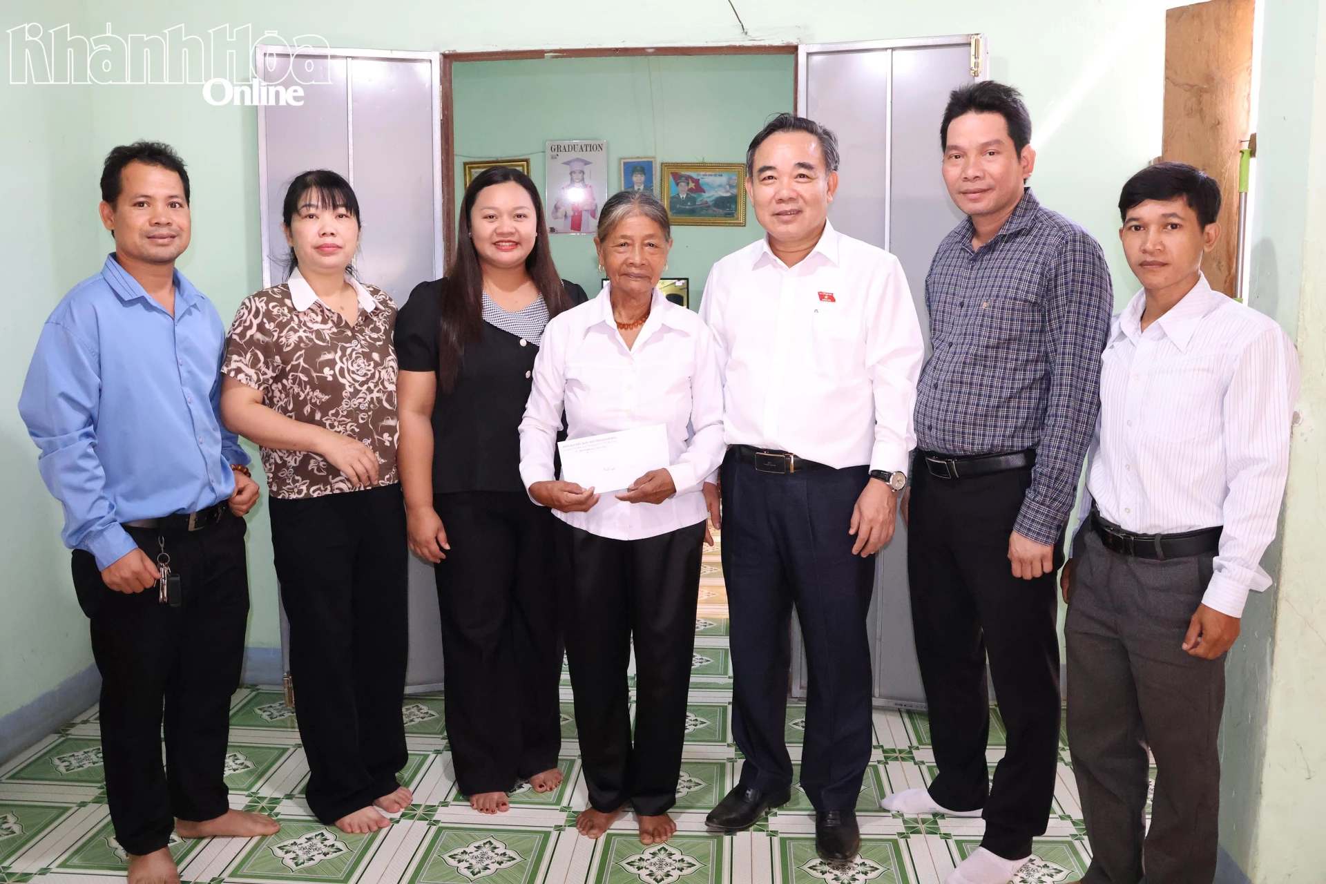 Đoàn tặng quà gia đình bà Cà Thị Khánh, xã Nam Khánh Vĩnh.
