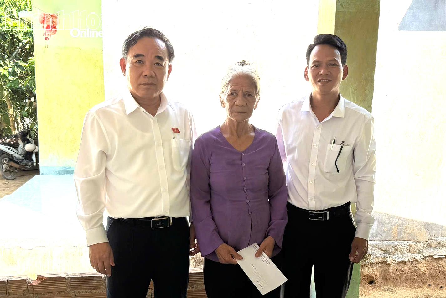 Đoàn thăm, tặng quà bà Hà Hiền, xã Tây Khánh Vĩnh.