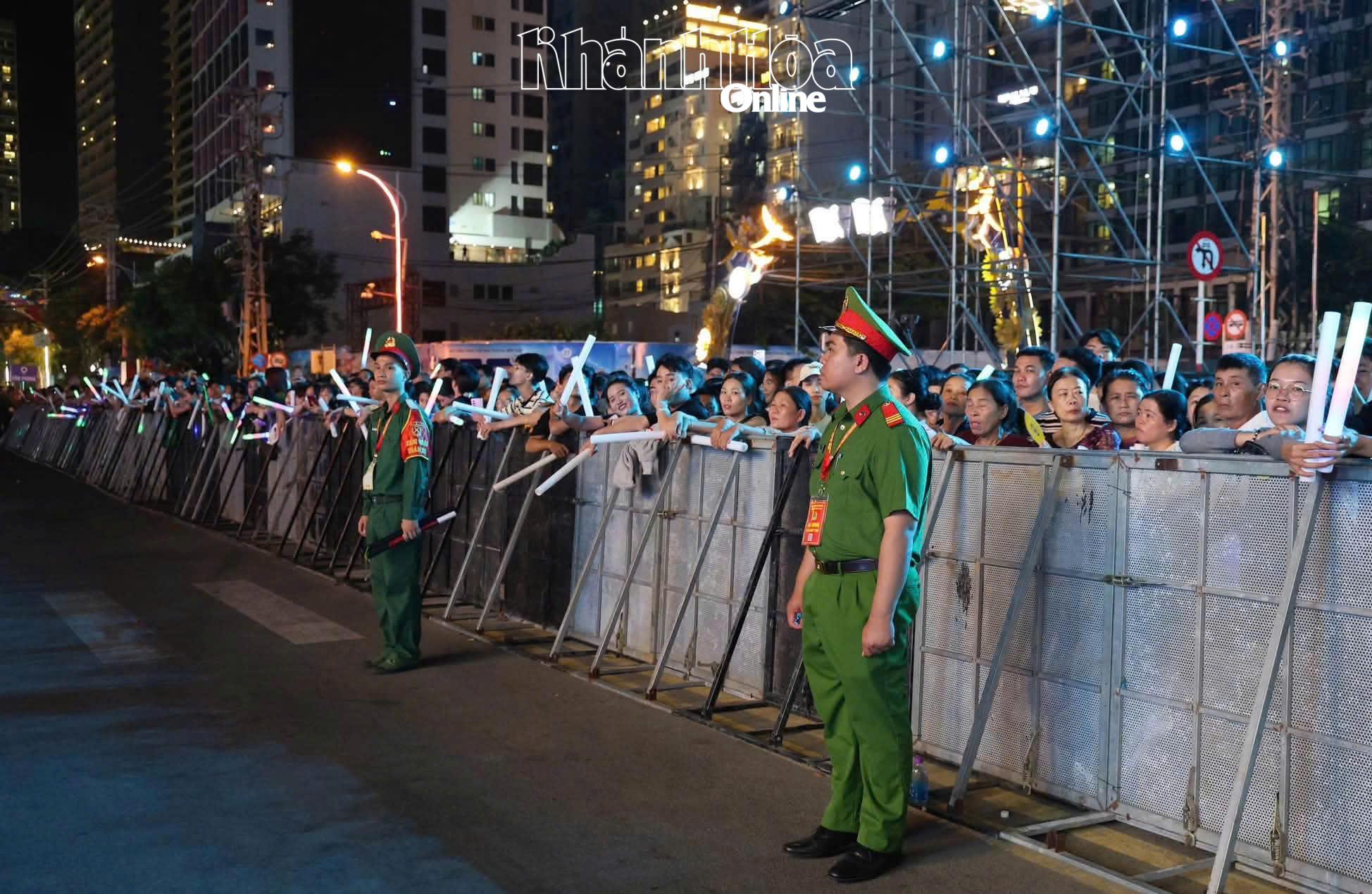 Lực lượng chức năng thực thi nhiệm vụ đảm bảo an ninh trật tự tại khu vực Quảng trường 2 tháng 4 trong đêm khai mạc.