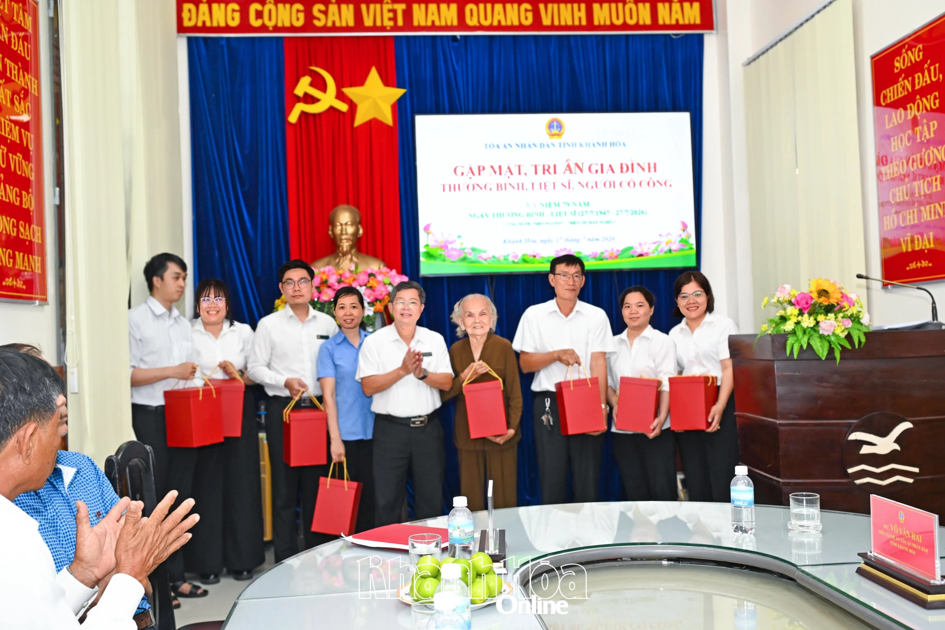 Lãnh đạo Tòa án nhân dân tỉnh tặng quà tri ân các gia đình thương binh, liệt sĩ.