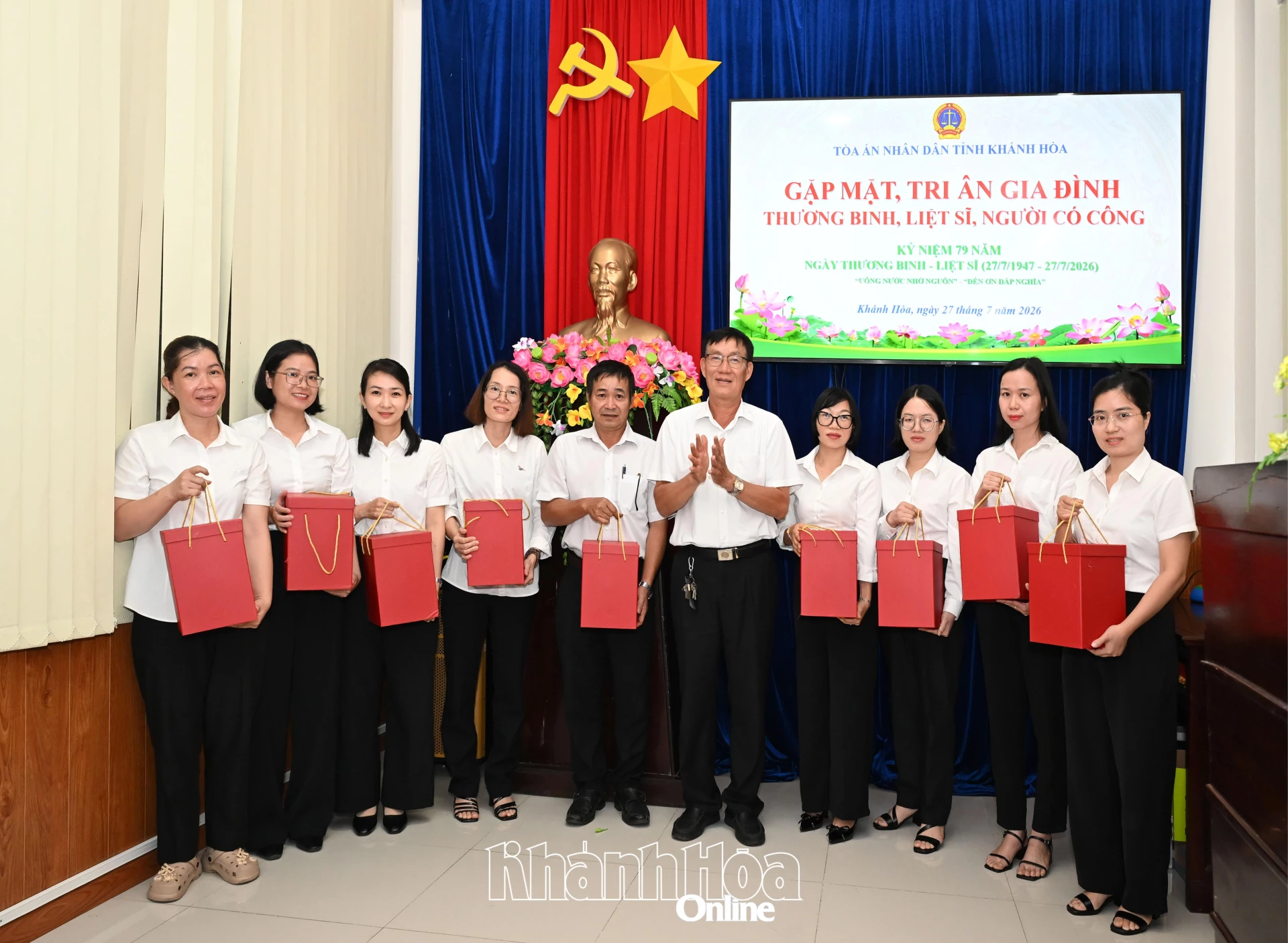 Lãnh đạo Tòa án nhân dân tỉnh tặng quà tri ân các gia đình thương binh, liệt sĩ.