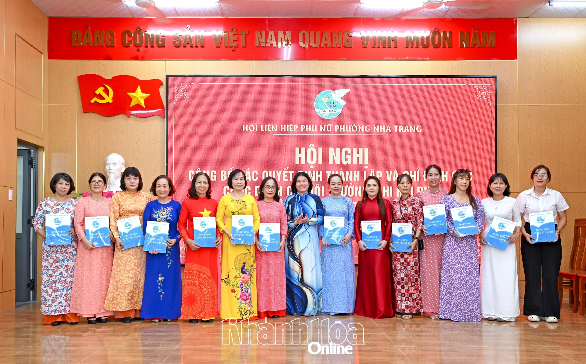 Các chi hội trưởng chi hội phụ nữ tổ dân phố sau sắp xếp nhận quyết định.