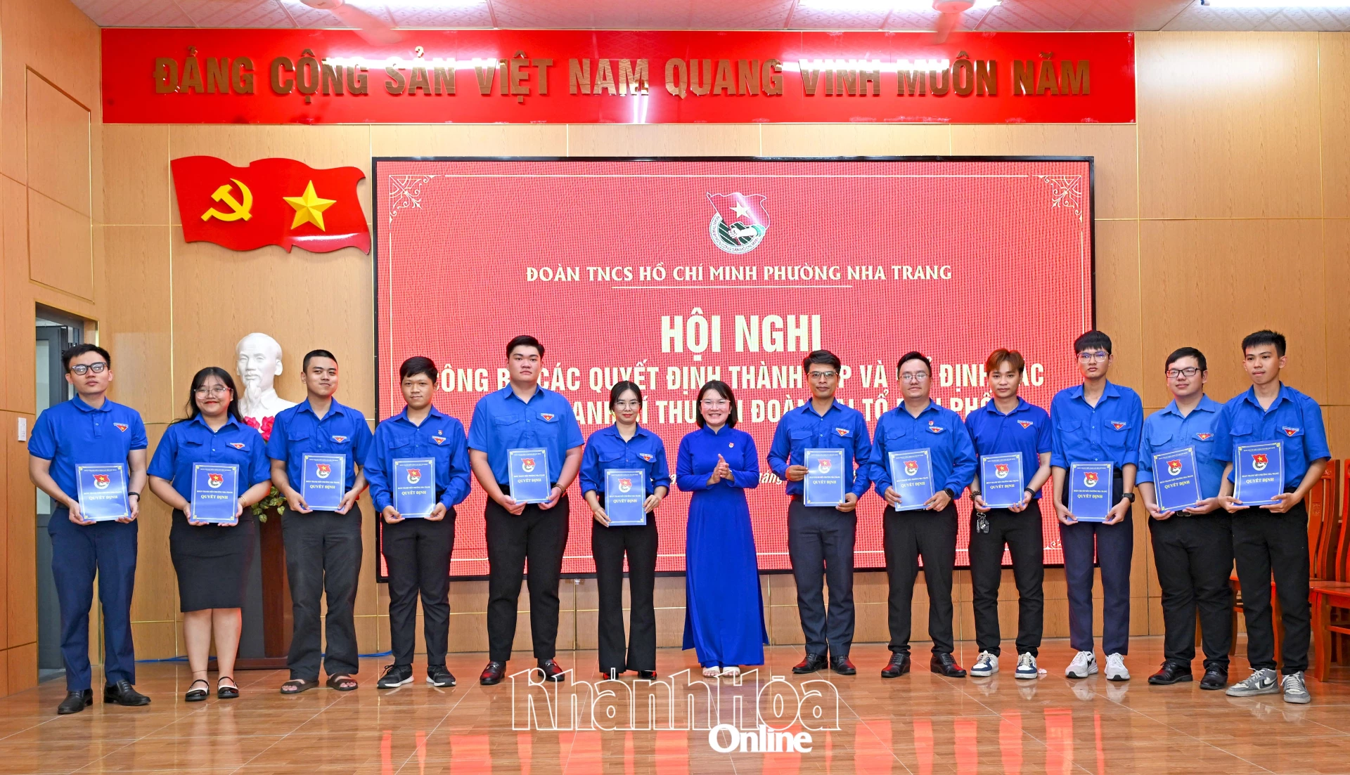 Các bí thư chi đoàn tổ dân phố sau sắp xếp nhận quyết định.