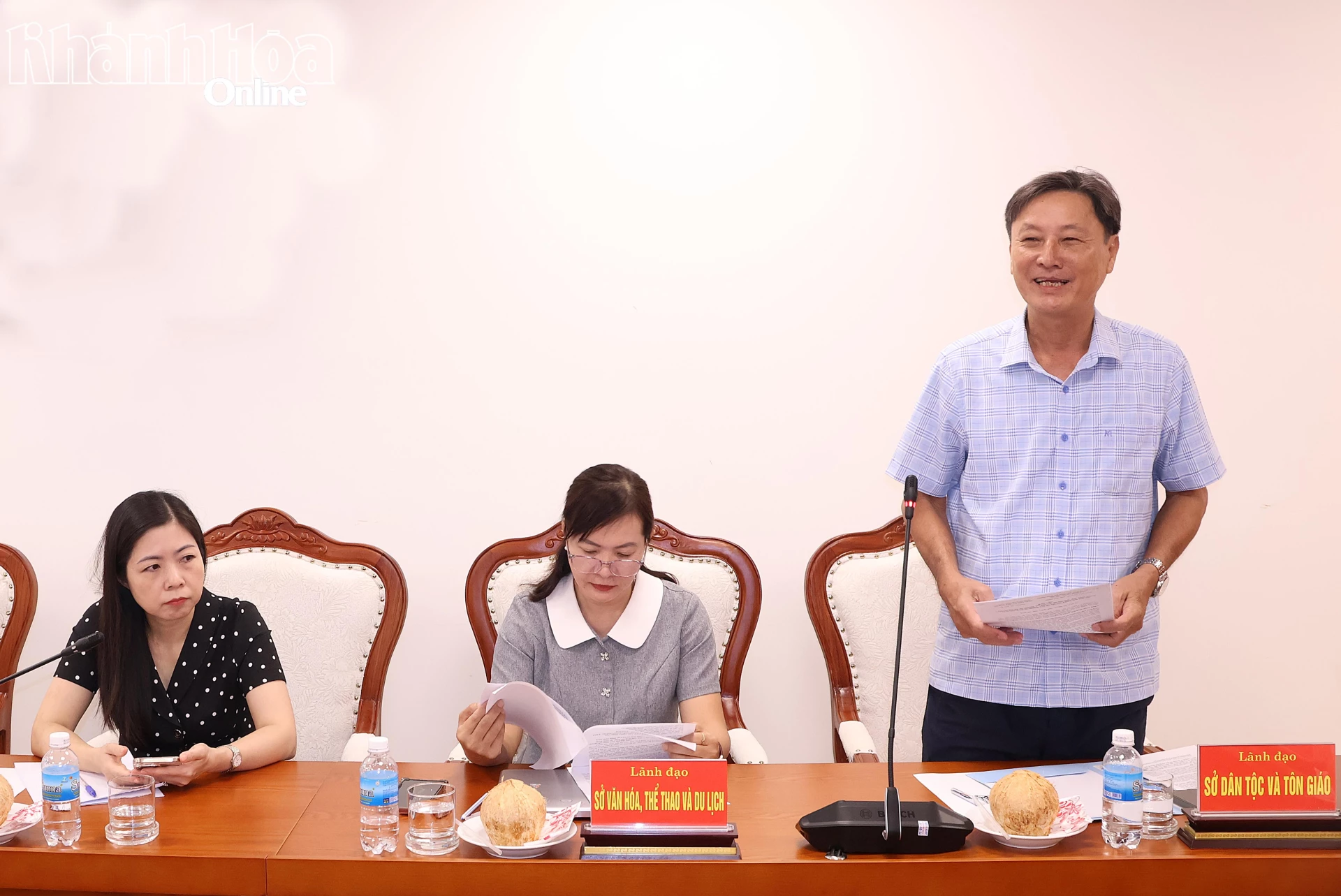Lãnh đạo Sở Dân tộc và Tôn giáo tỉnh Khánh Hòa nêu ý kiến Đồng chí Hà Hồng Hạnh phát biểu tại buổi tọa đàm, thảo luận.