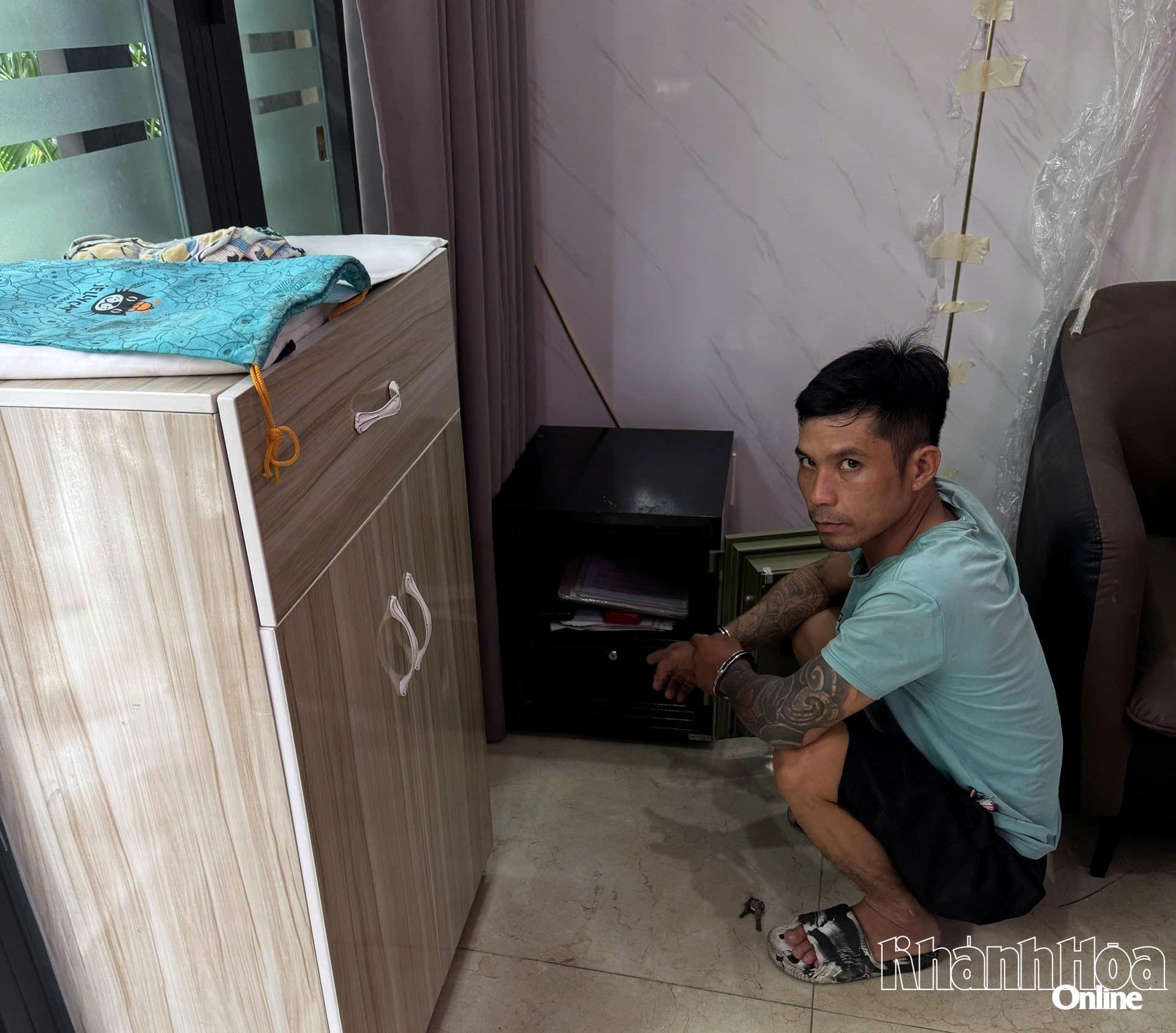 Công an dựng lại hiện trường vụ trộm xảy ra tại căn nhà trong hẻm đường Hùng Vương.