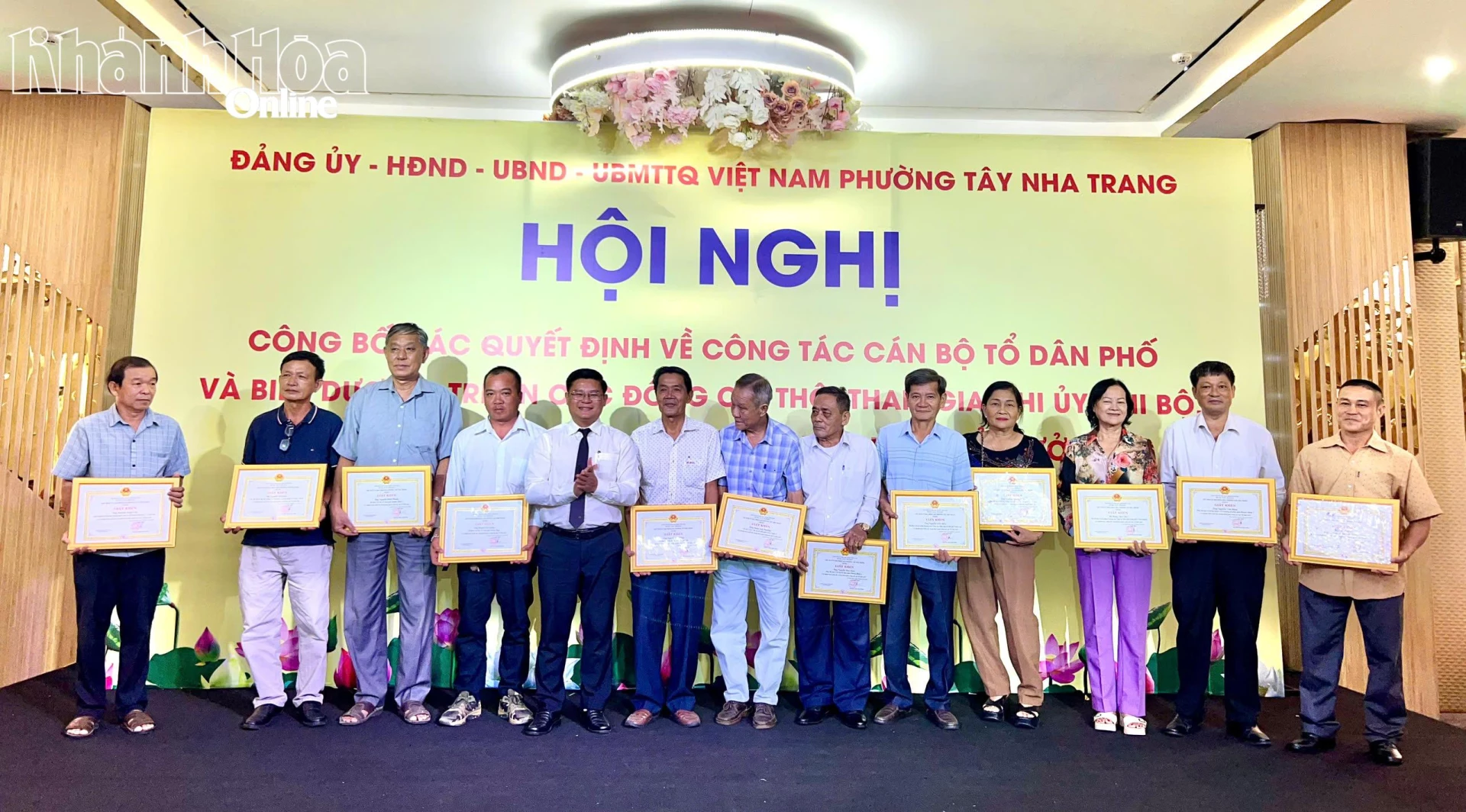 Ông Nguyễn Đức Tân - Bí thư Đảng ủy phường Tây Nha Trang trao quyết định khen thưởng cho các cá nhân có nhiều đóng góp trong thực hiện nhiệm vụ tại cơ sở.