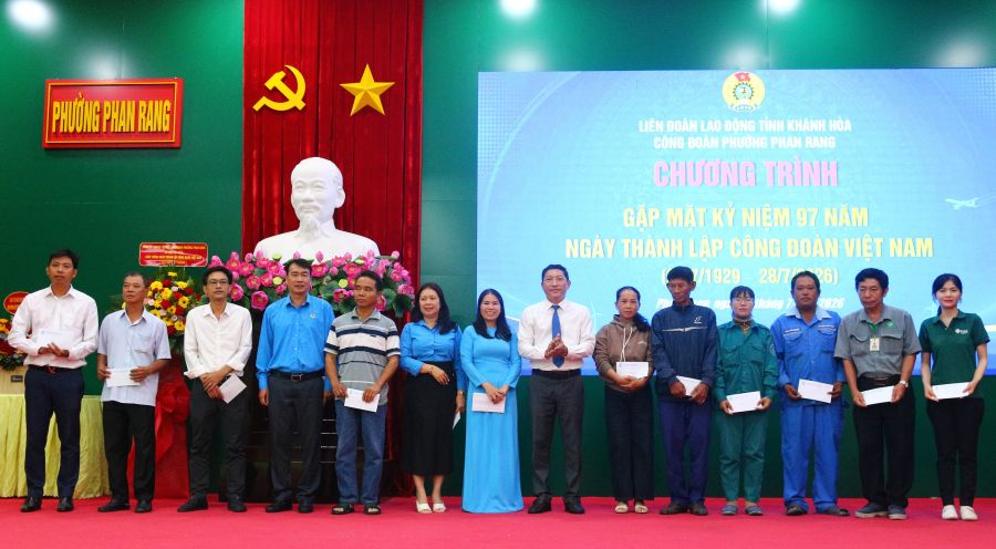 Lãnh đạo Liên đoàn Lao động tỉnh và Lãnh đạo Đảng uỷ phường trao quà cho Đoàn viên tiêu biểu, đoàn viên có hoàn cảnh khó khăn.
