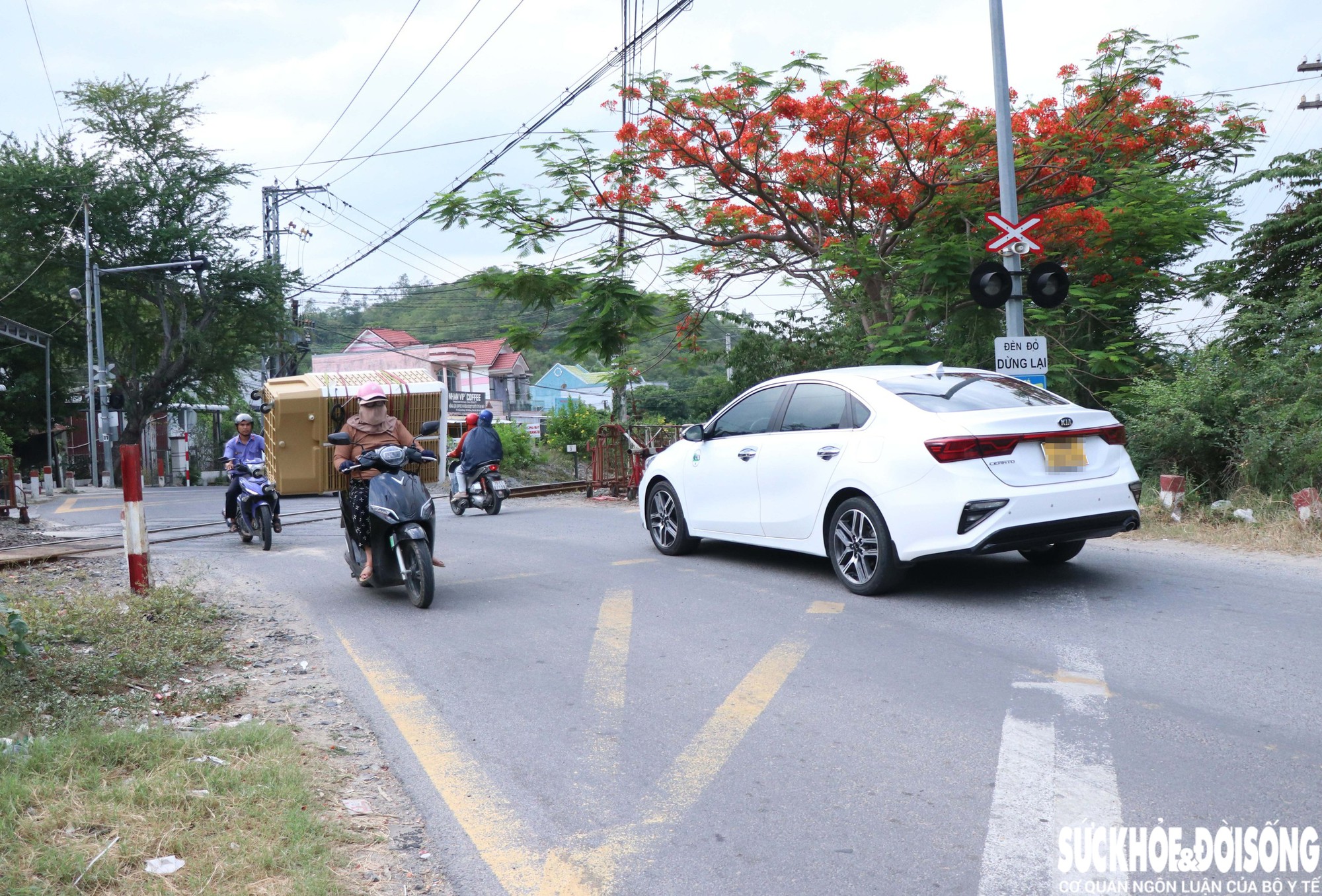 Tỉnh lộ 9 chật hẹp, người dân Khánh Hòa mong sớm được đầu tư mở rộng- Ảnh 2.