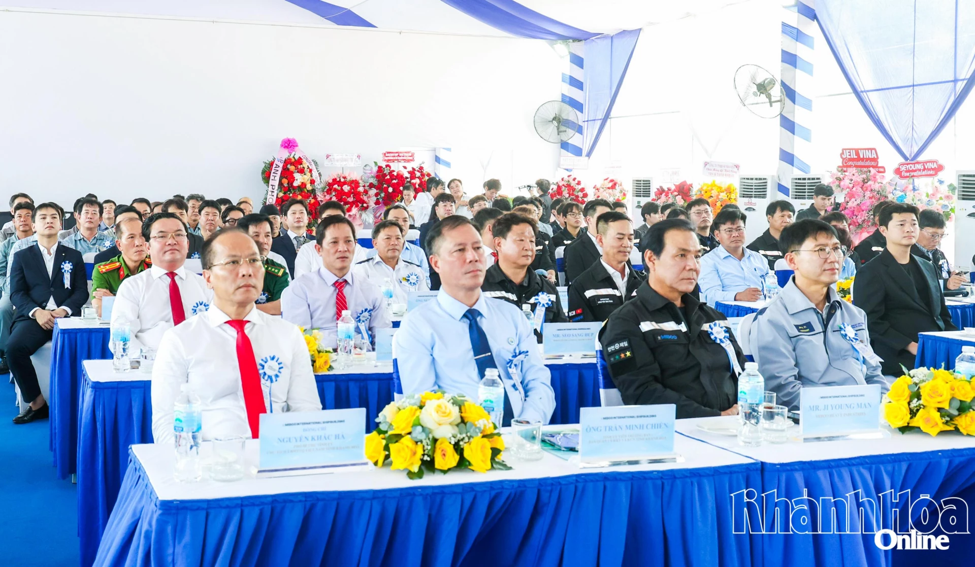 Lãnh đạo tỉnh tham dự buổi lễ.
