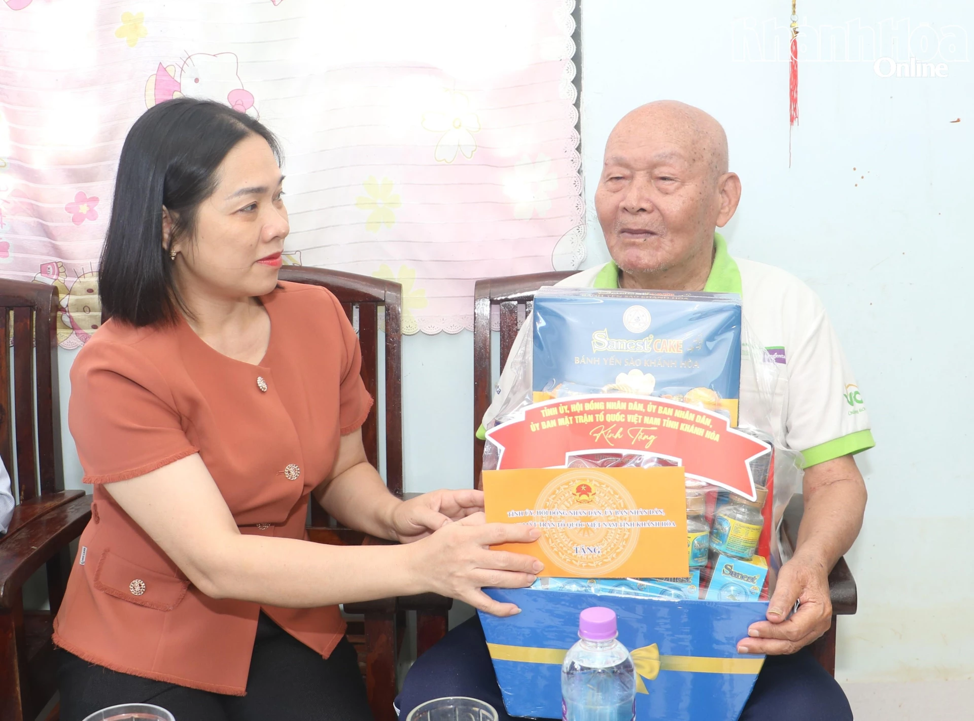 Phó Chủ tịch Thường trực Ủy ban MTTQ Việt Nam tỉnh Trần Thu Mai thăm, tặng quà các gia đình có công với cách mạng