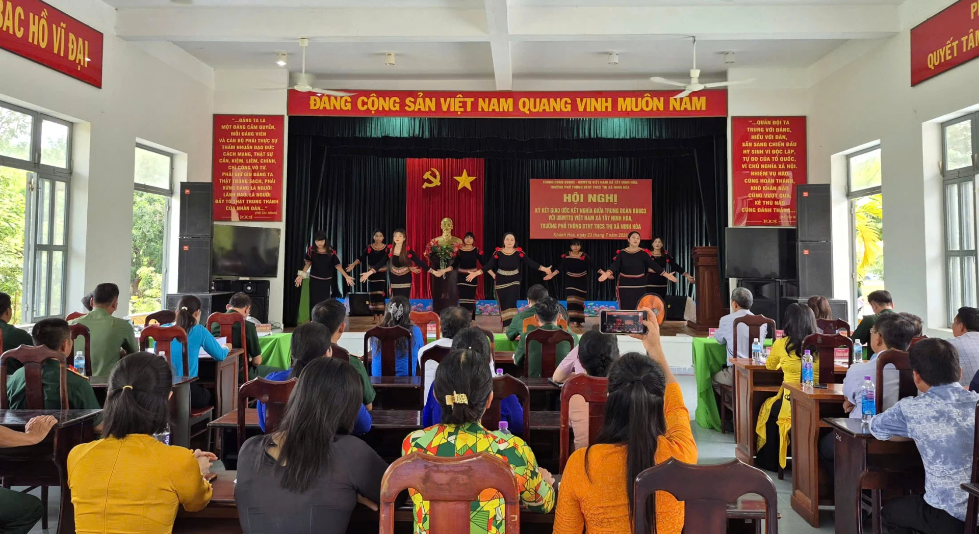Quang cảnh hội nghị.