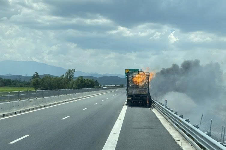 Xe tải bốc cháy trên cao tốc Vân Phong - Nha Trang- Ảnh 1.