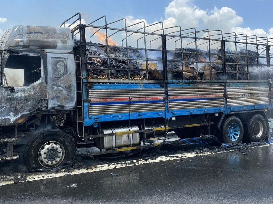 Xe tải bốc cháy trên cao tốc Vân Phong - Nha Trang- Ảnh 3.