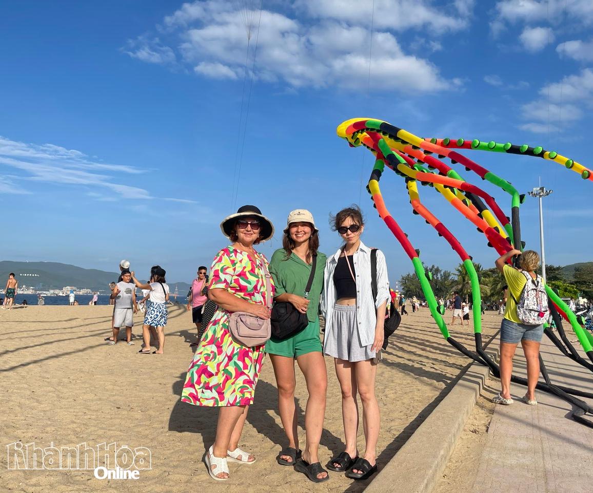 Du khách quốc tế hòa vui cùng Festival Biển Khánh Hòa 2026