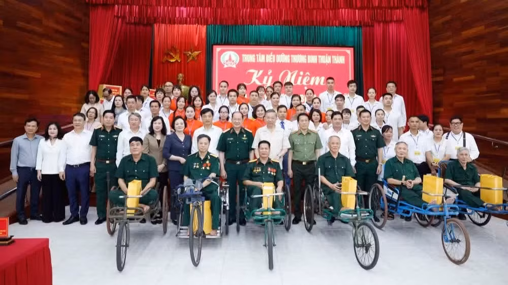 Tổng Bí thư, Chủ tịch nước Tô Lâm và đại biểu với các cán bộ và thương binh, bệnh binh tại Trung tâm Điều dưỡng thương binh Thuận Thành. (Ảnh: Thống Nhất/TTXVN)

