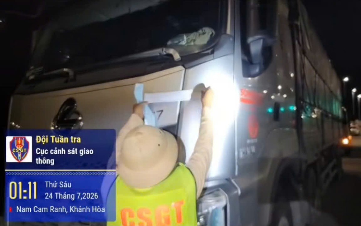 CSGT xử lý tài xế xe đầu kéo vi phạm nồng độ cồn trên cao tốc Cam Lâm - Nha Trang