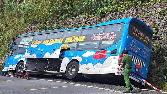 Xe khách chở 21 người tông vách núi trên đèo Khánh Lê