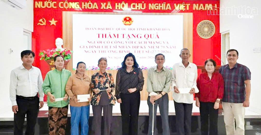 Đồng chí Đàng Thị Mỹ Hương trao quà cho các thương binh, bệnh binh và gia đình liệt sĩ tại xã Cà Ná.