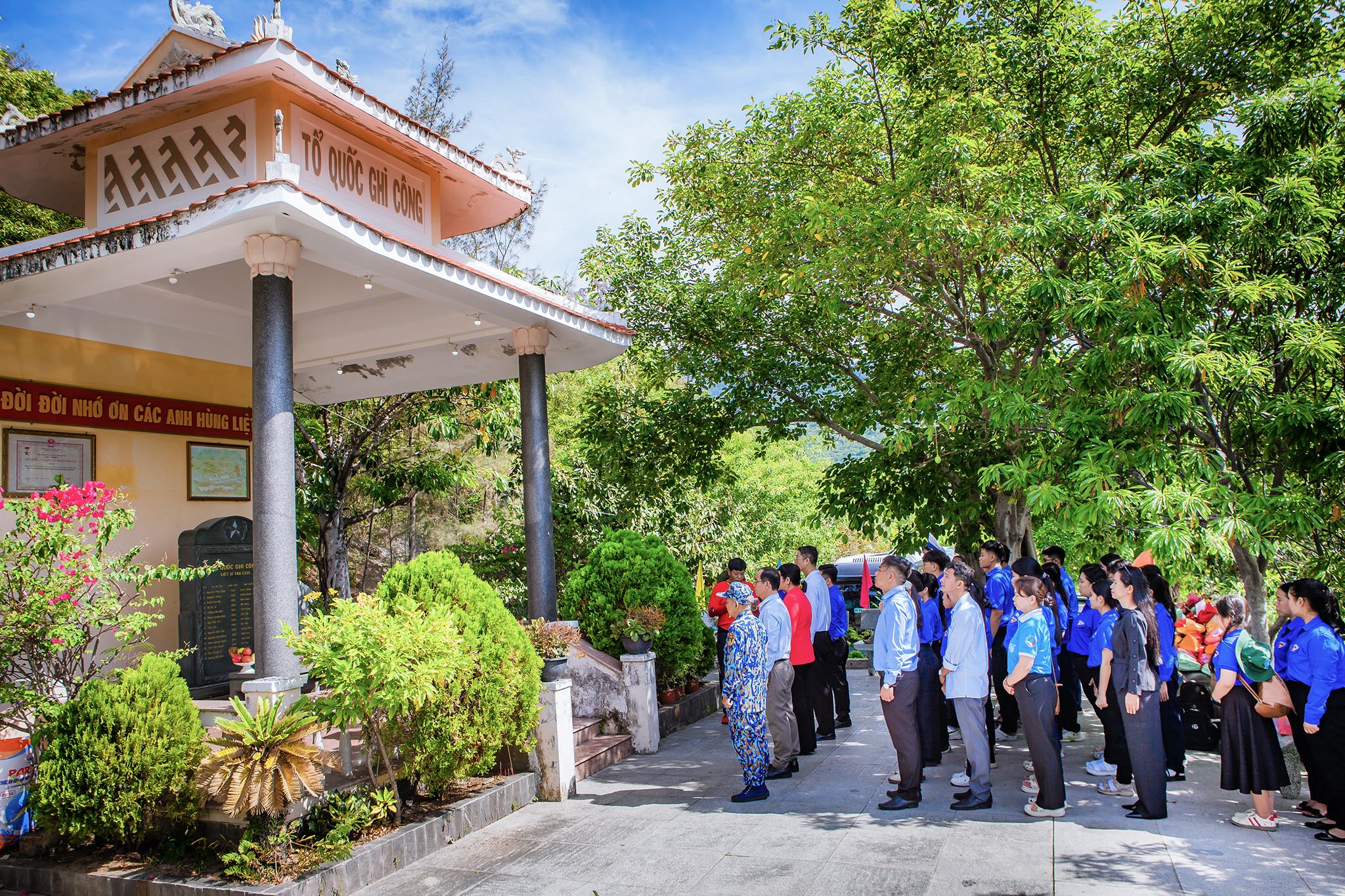 Các đại biểu dâng hoa, dâng hương tưởng nhớ các anh hùng, liệt sĩ tại Địa điểm lưu niệm Tàu C235.