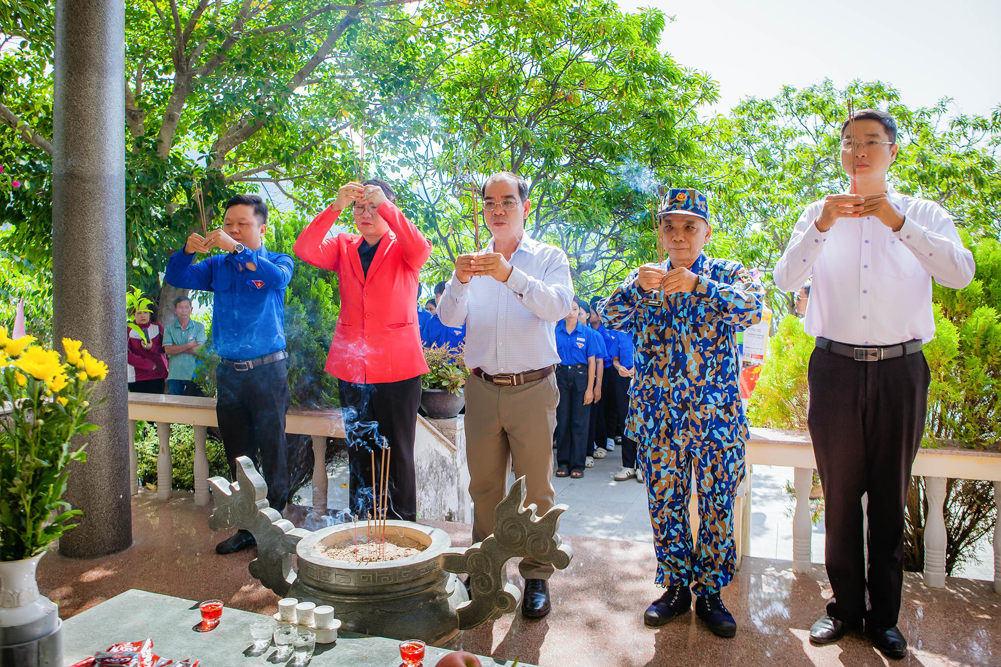 Các đại biểu dâng hoa, dâng hương tưởng nhớ các anh hùng, liệt sĩ tại Địa điểm lưu niệm Tàu C235.