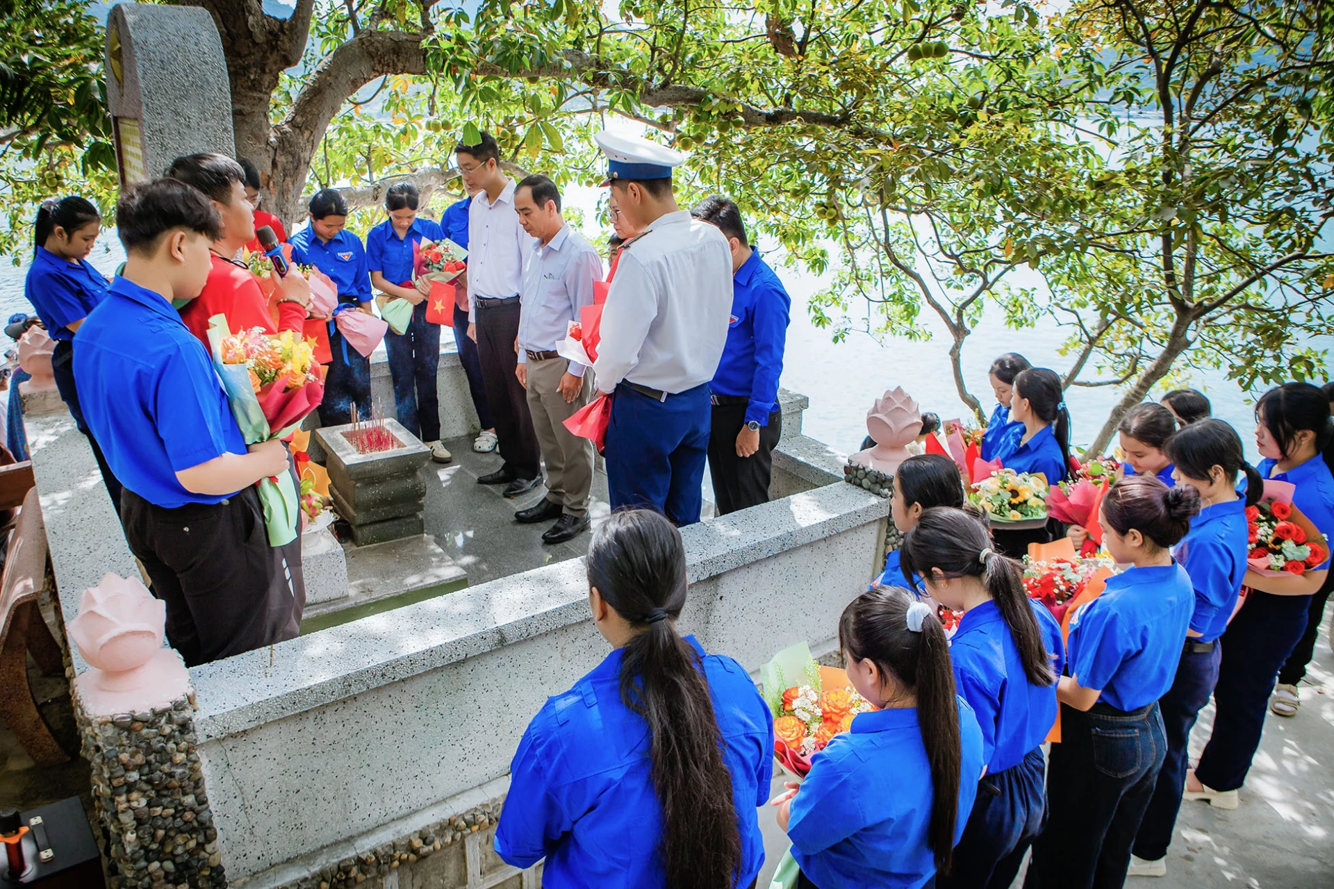 Bày tỏ lòng thành kính, biết ơn vô hạn trước những hy sinh của các anh hùng liệt sĩ.
